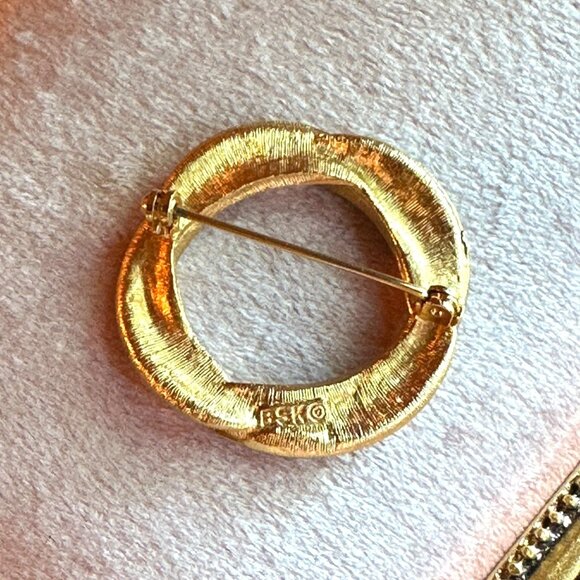 Vintage 1950s BSK Gold-Tone Circular Brooch With Rhinestones & Textured Design - Picture 4 of 7